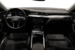 met. harmaa Audi e-tron 2023 kuva 7.