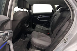 met. harmaa Audi e-tron 2023 kuva 8.