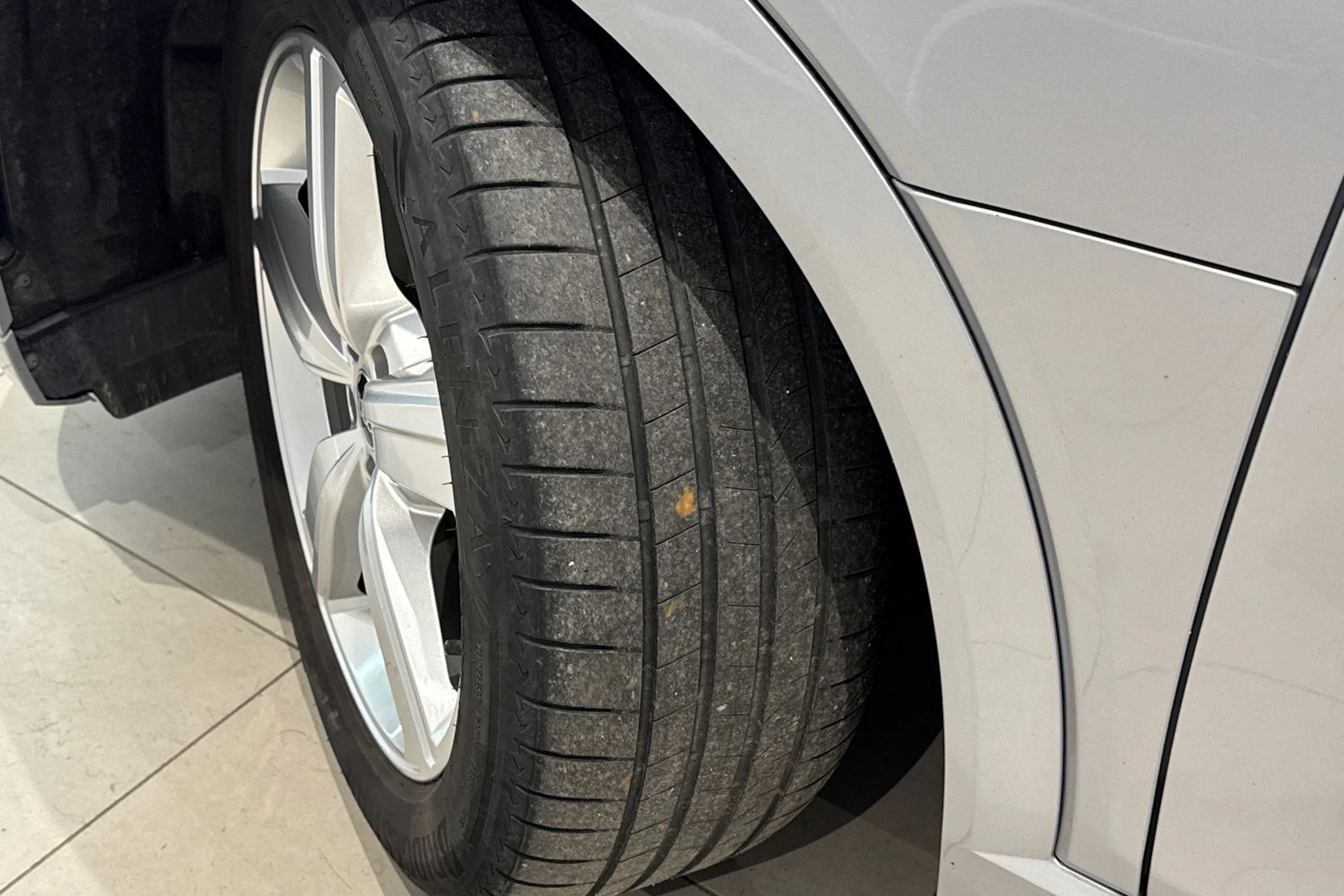 met. harmaa Audi e-tron 2023 kuva 10.