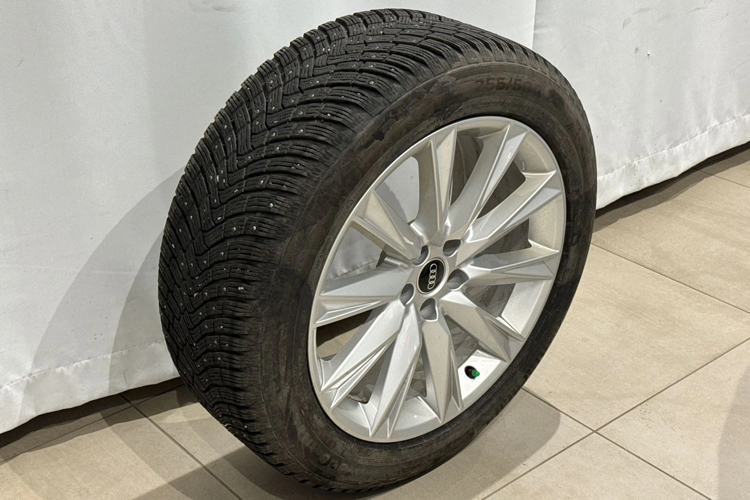 met. harmaa Audi e-tron 2023 kuva 11.