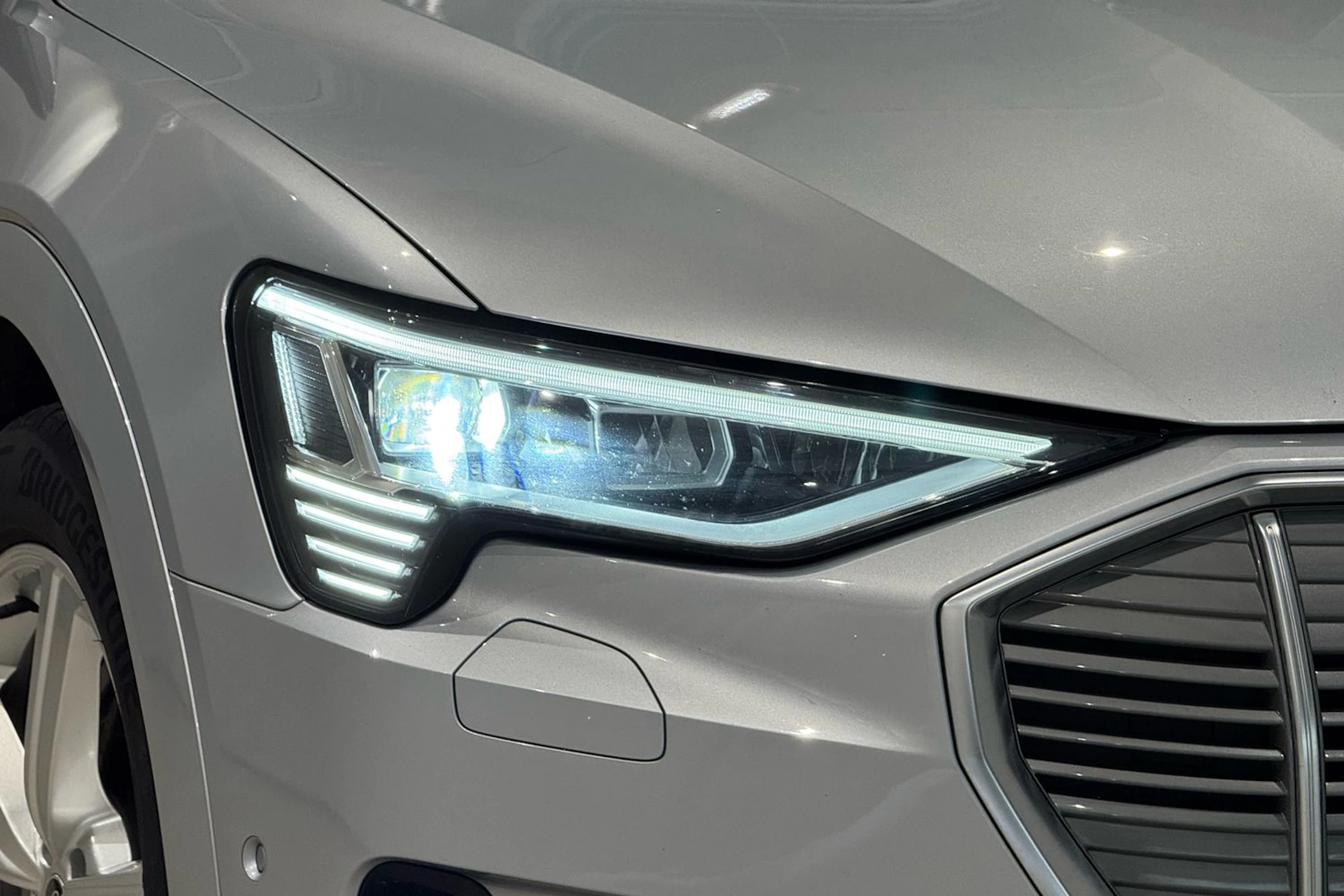 met. harmaa Audi e-tron 2023 kuva 12.