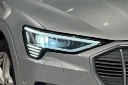 met. harmaa Audi e-tron 2023 kuva 12.