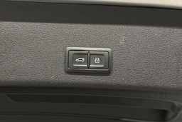 met. harmaa Audi e-tron 2023 kuva 14.