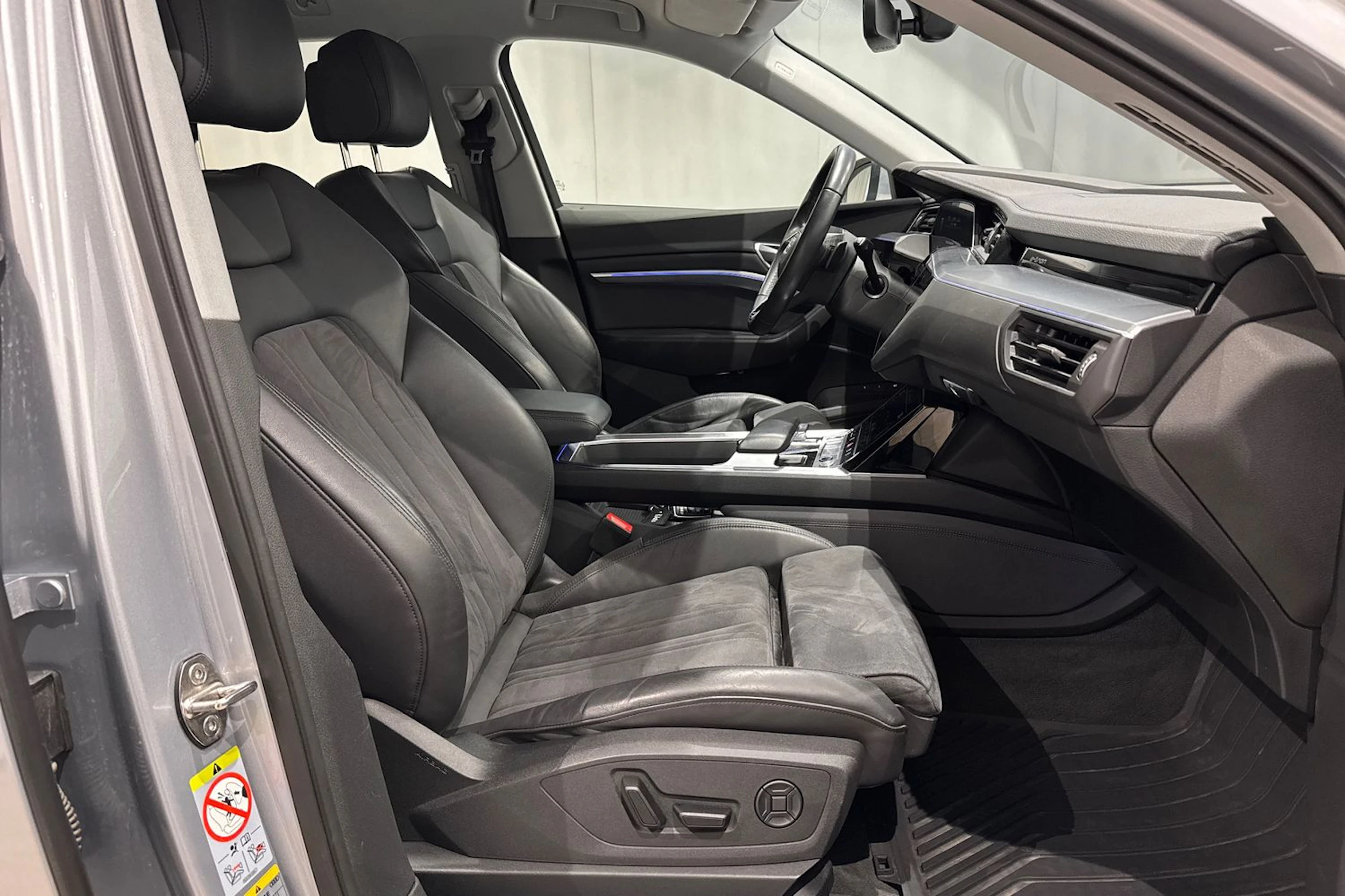 met. harmaa Audi e-tron 2023 kuva 15.
