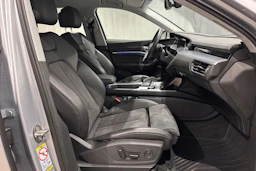 met. harmaa Audi e-tron 2023 kuva 15.