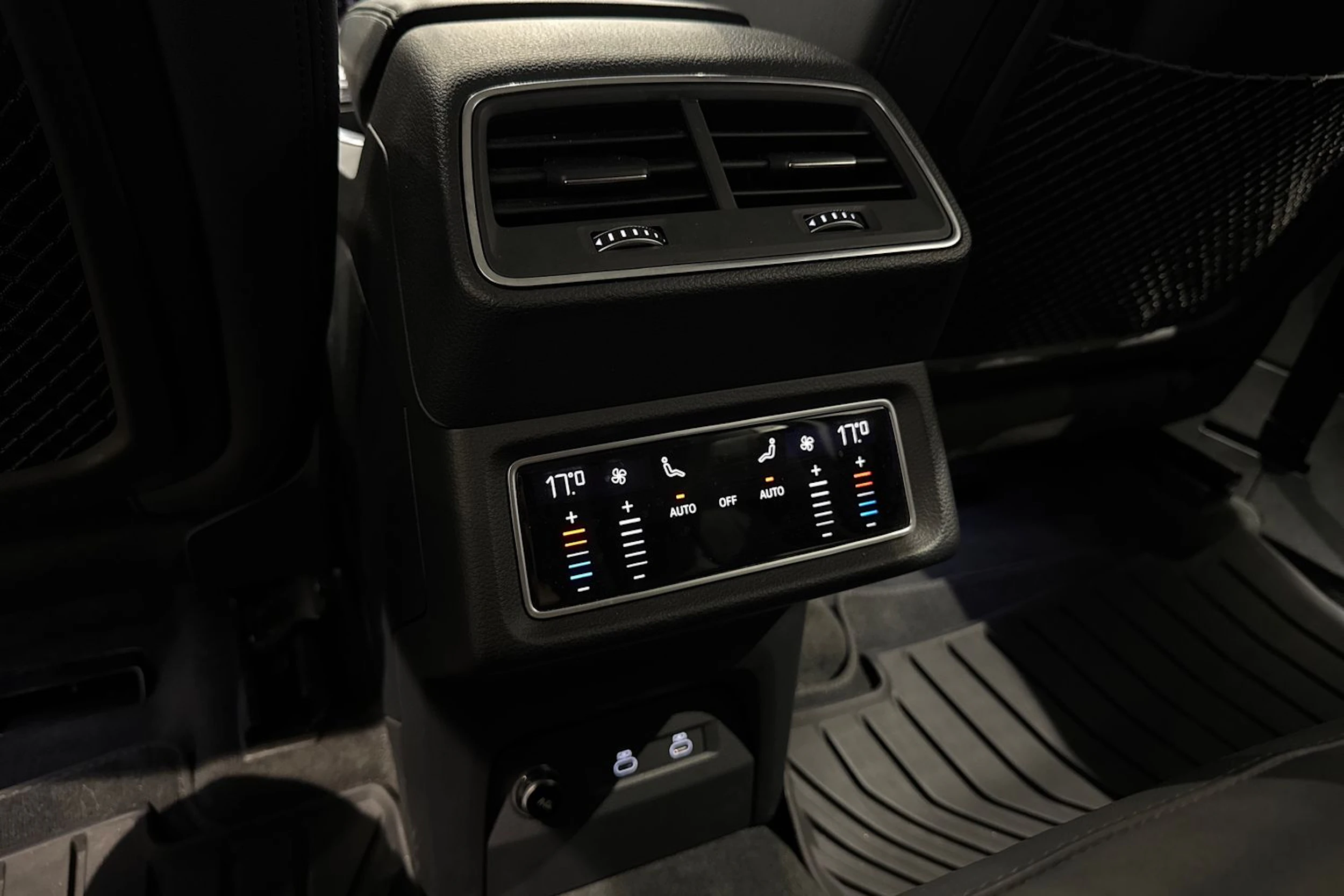 met. harmaa Audi e-tron 2023 kuva 16.
