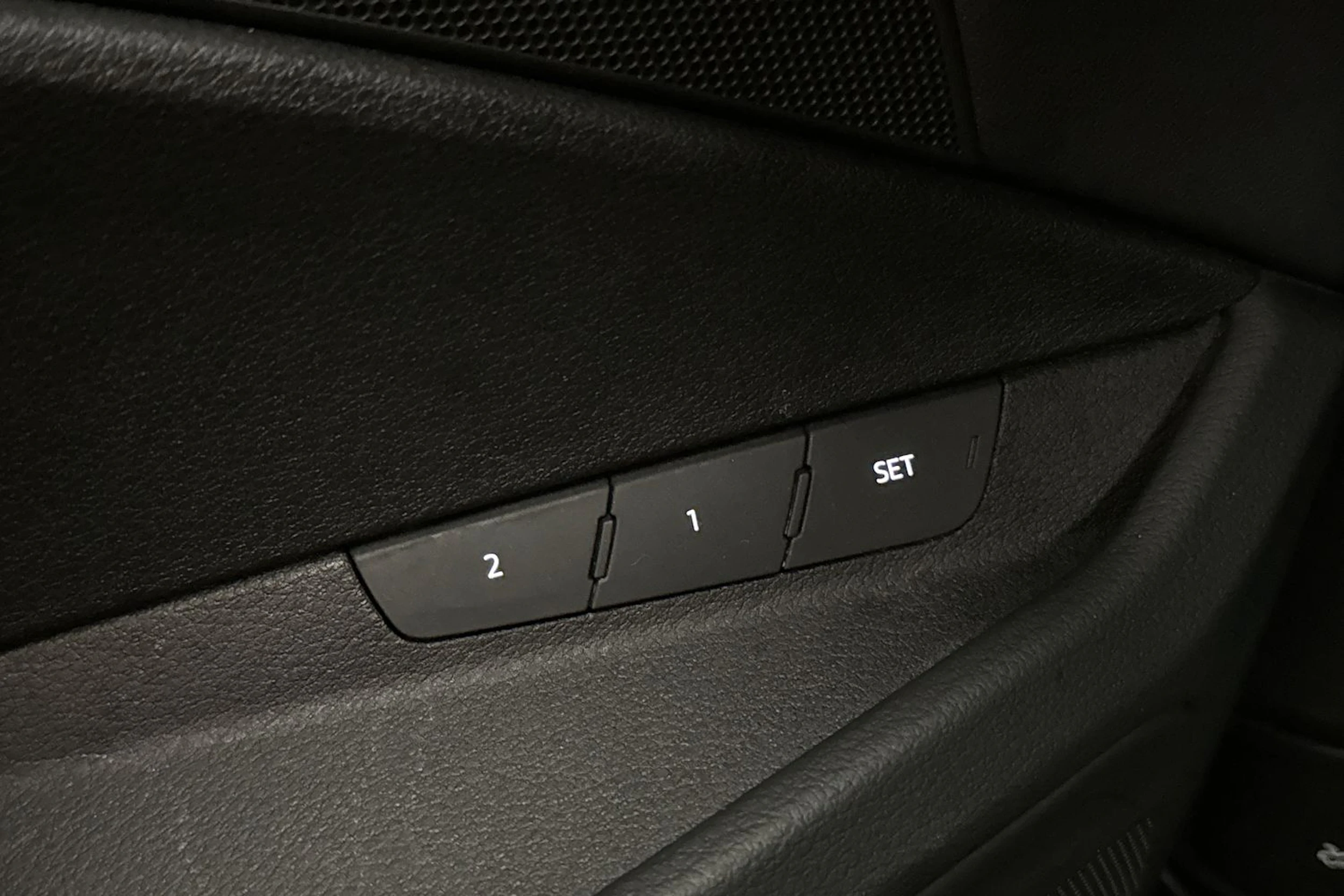 met. harmaa Audi e-tron 2023 kuva 17.