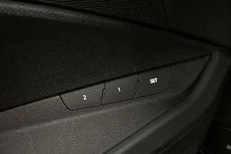 met. harmaa Audi e-tron 2023 kuva 17.