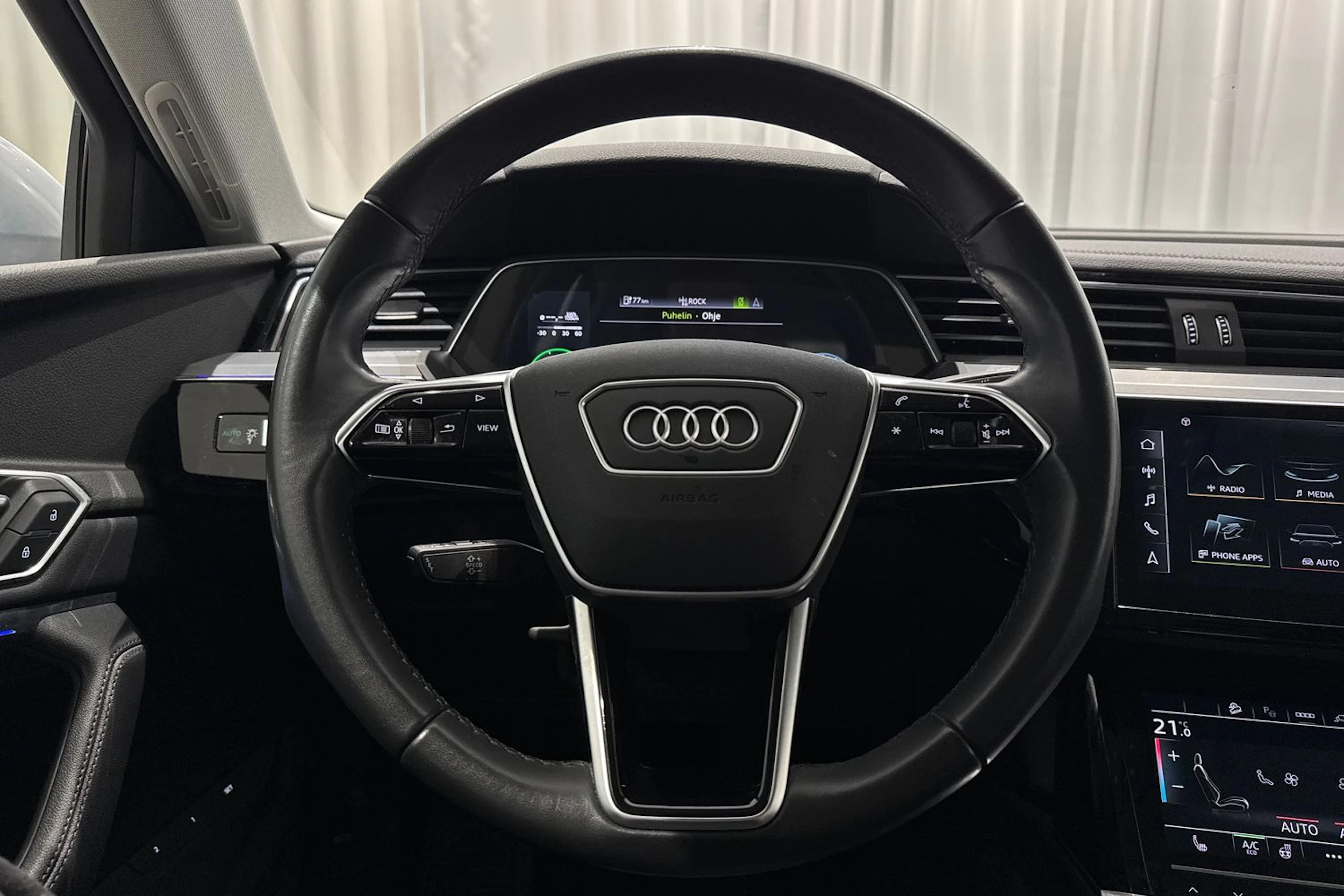 met. harmaa Audi e-tron 2023 kuva 18.