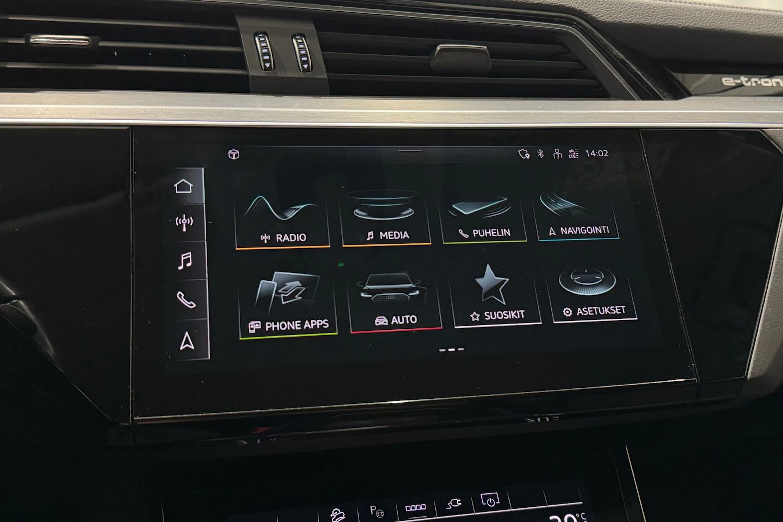 met. harmaa Audi e-tron 2023 kuva 19.