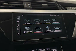 met. harmaa Audi e-tron 2023 kuva 19.