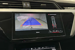 met. harmaa Audi e-tron 2023 kuva 20.