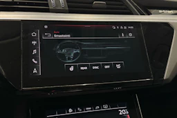 met. harmaa Audi e-tron 2023 kuva 23.