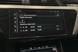 met. harmaa Audi e-tron 2023 kuva 24.