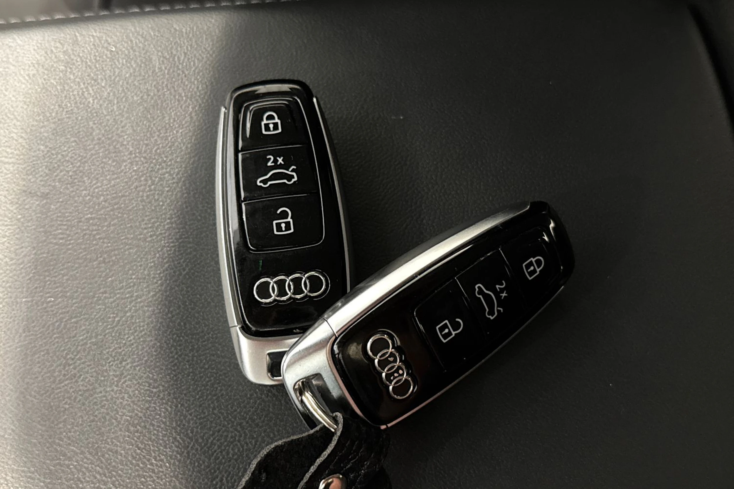 met. harmaa Audi e-tron 2023 kuva 26.