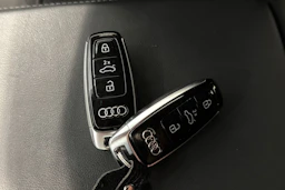 met. harmaa Audi e-tron 2023 kuva 26.