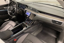 Musta Audi e-tron 2023 kuva 33.