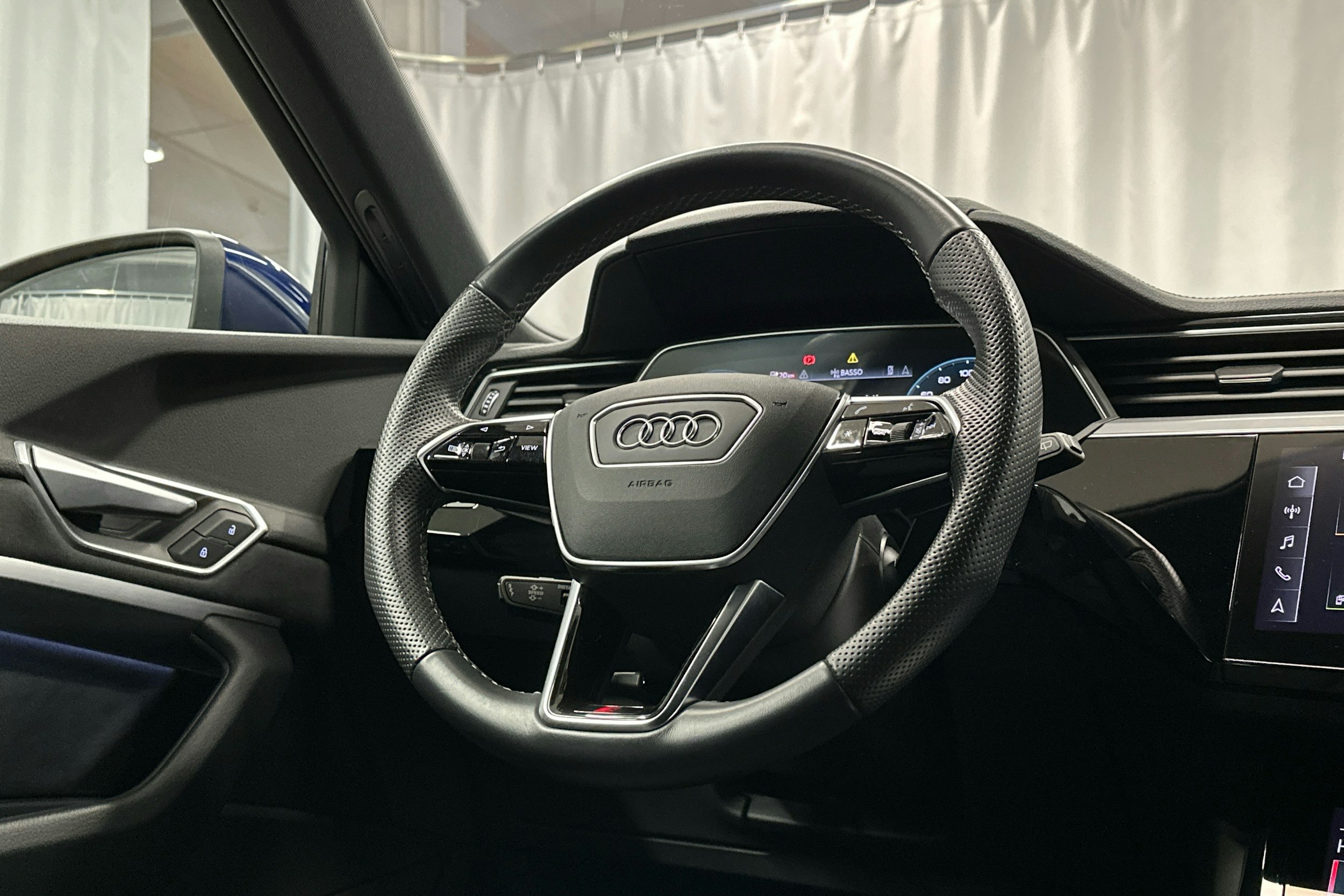 sininen Audi e-tron 2023 kuva 12.