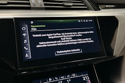 sininen Audi e-tron 2023 kuva 21.