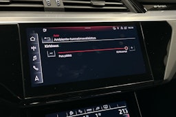 sininen Audi e-tron 2023 kuva 25.