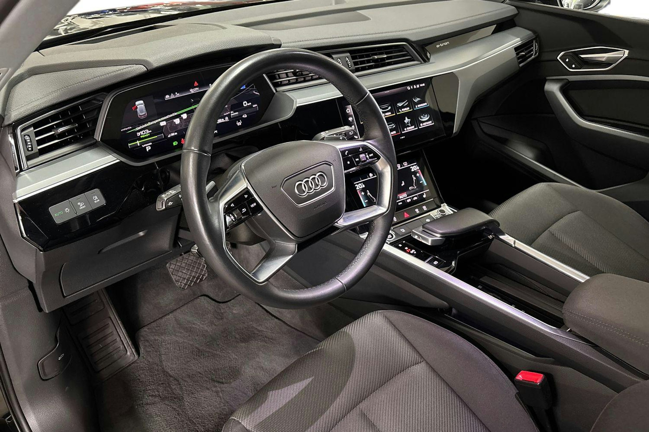 musta Audi e-tron 2023 kuva 7.