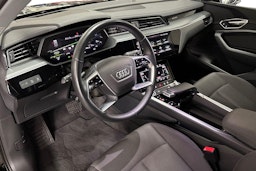 musta Audi e-tron 2023 kuva 7.
