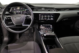 musta Audi e-tron 2023 kuva 9.