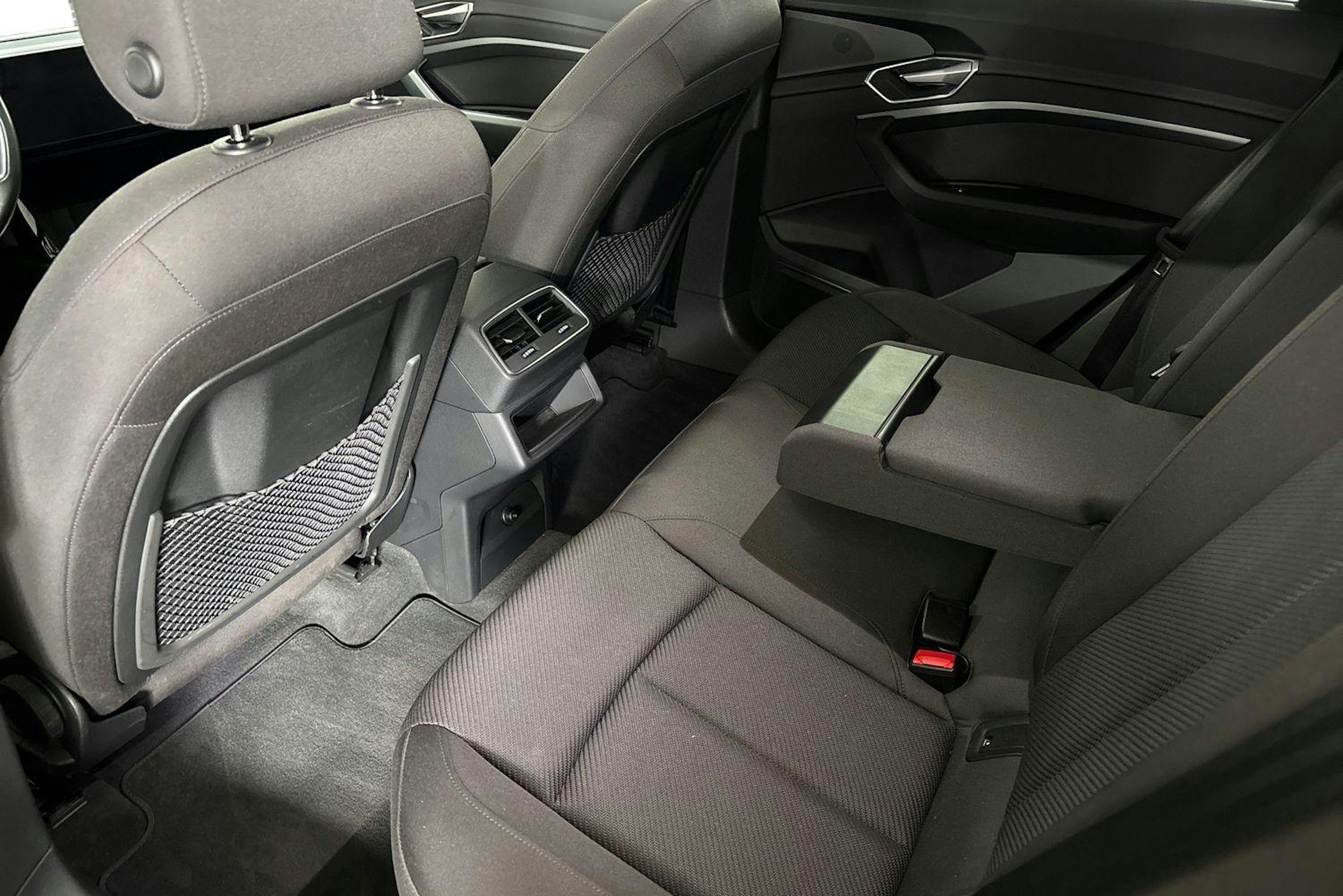 musta Audi e-tron 2023 kuva 10.