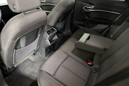 musta Audi e-tron 2023 kuva 10.