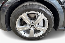 musta Audi e-tron 2023 kuva 11.
