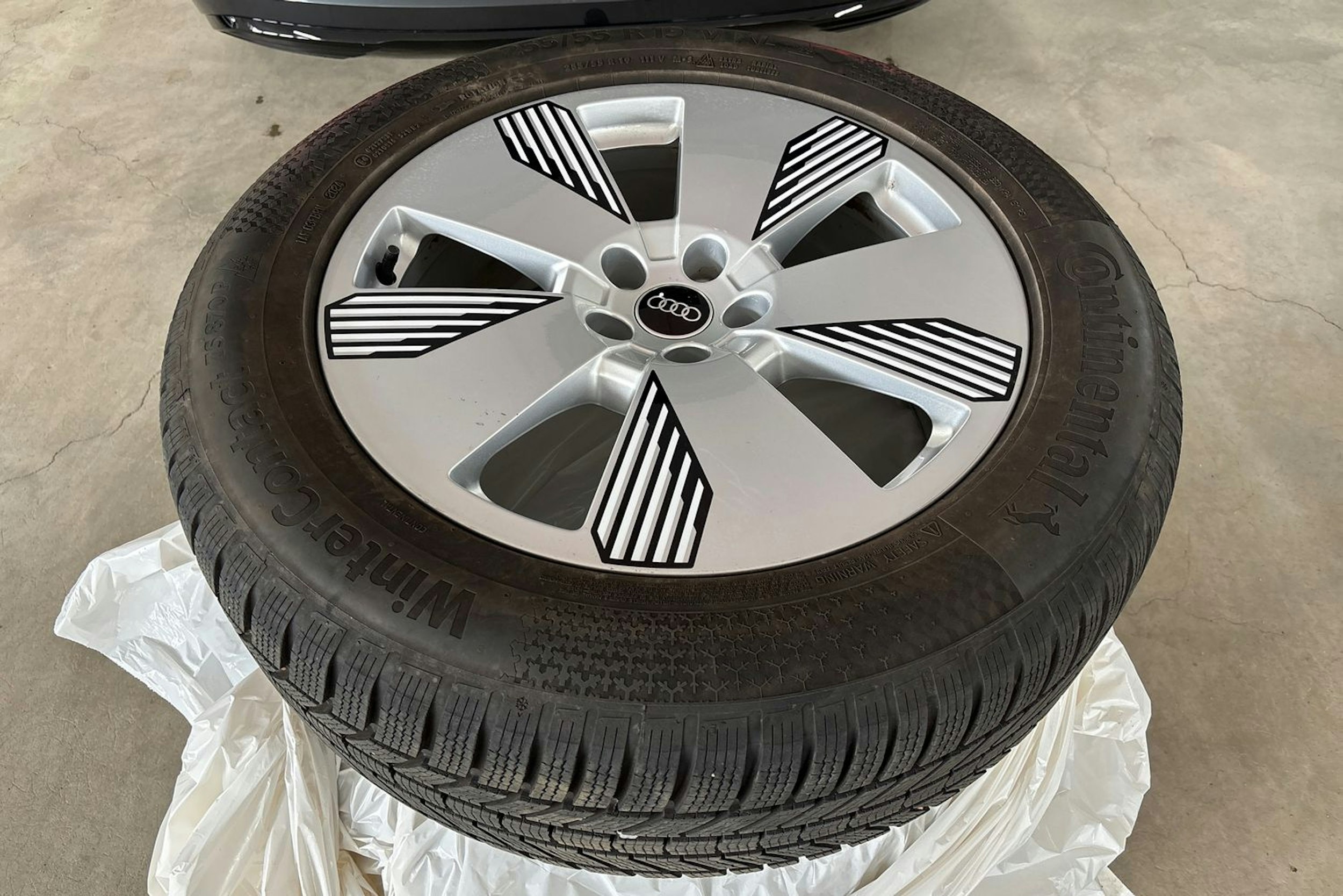 musta Audi e-tron 2023 kuva 13.
