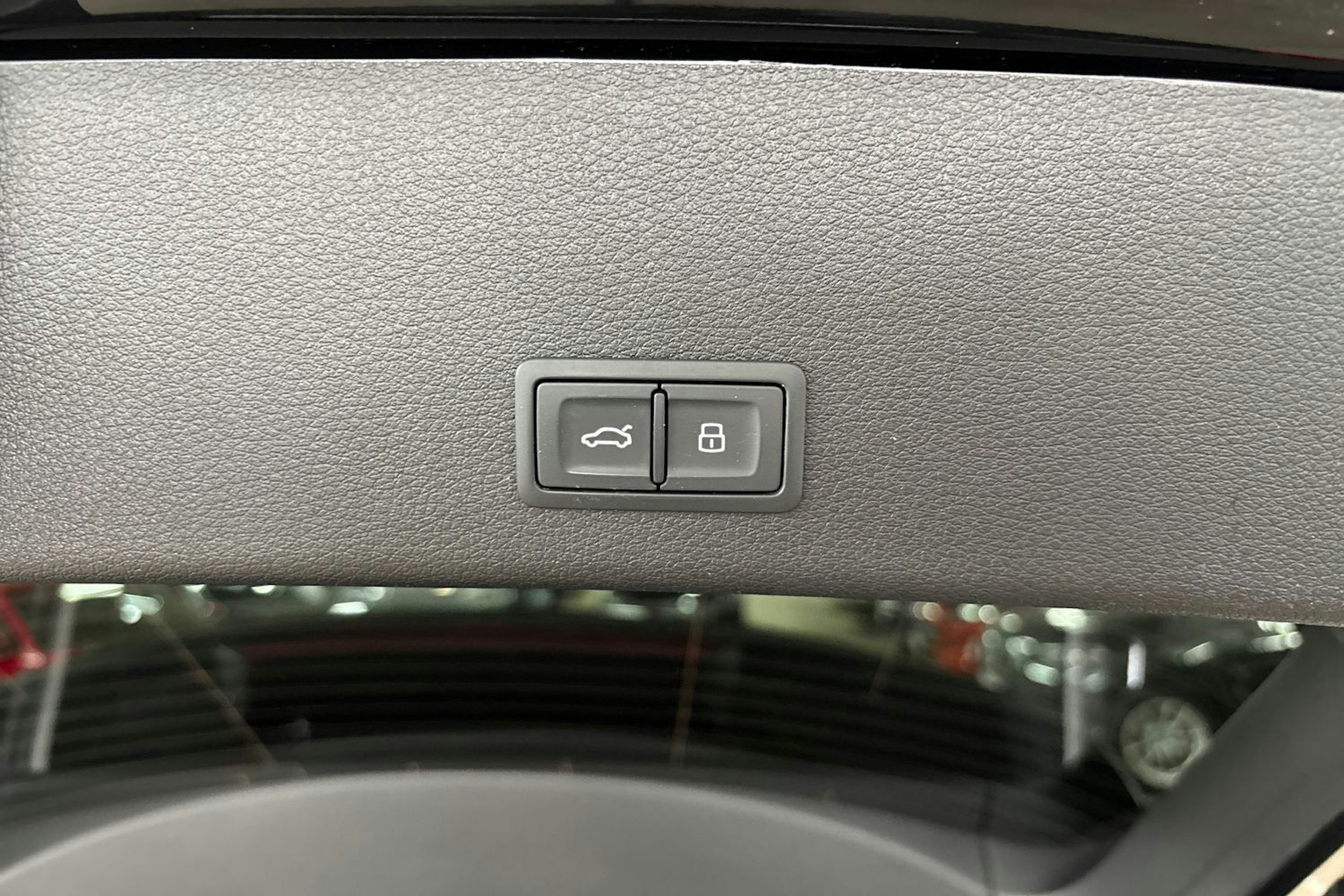 musta Audi e-tron 2023 kuva 16.