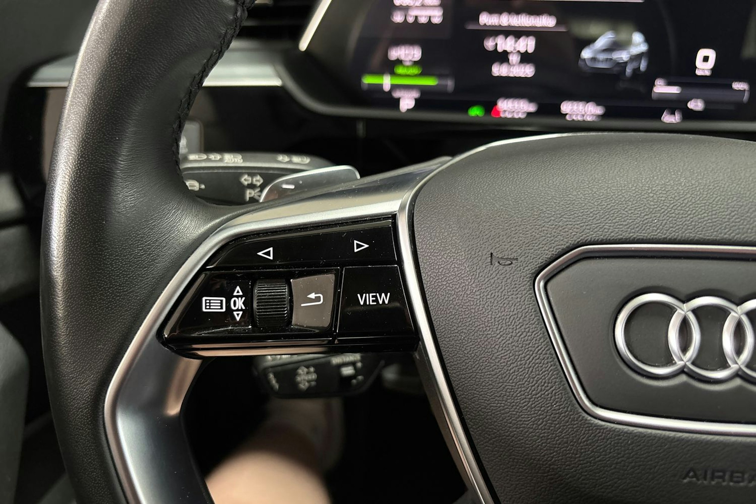 musta Audi e-tron 2023 kuva 17.