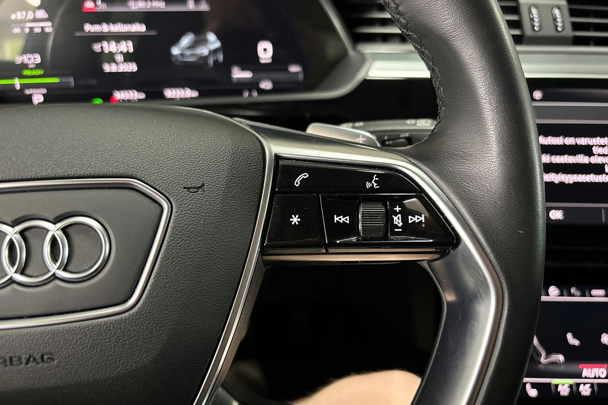musta Audi e-tron 2023 kuva 18.