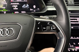 musta Audi e-tron 2023 kuva 18.