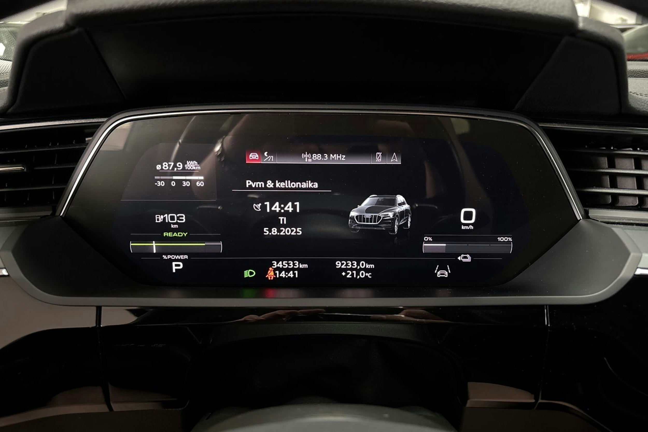 musta Audi e-tron 2023 kuva 19.