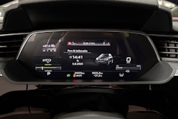 musta Audi e-tron 2023 kuva 19.