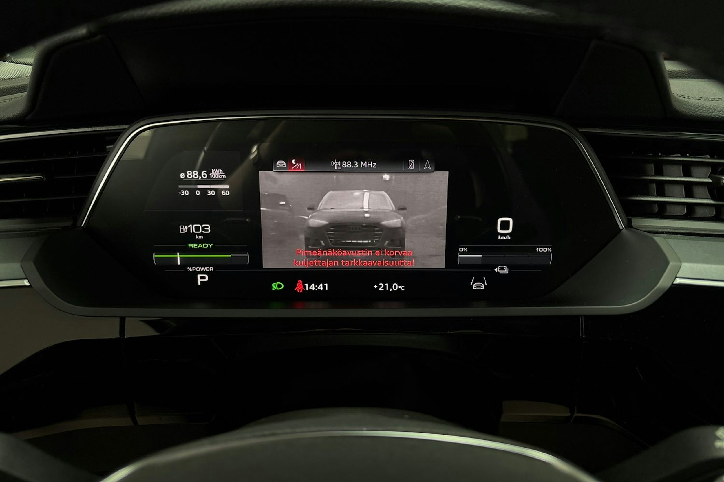 musta Audi e-tron 2023 kuva 20.