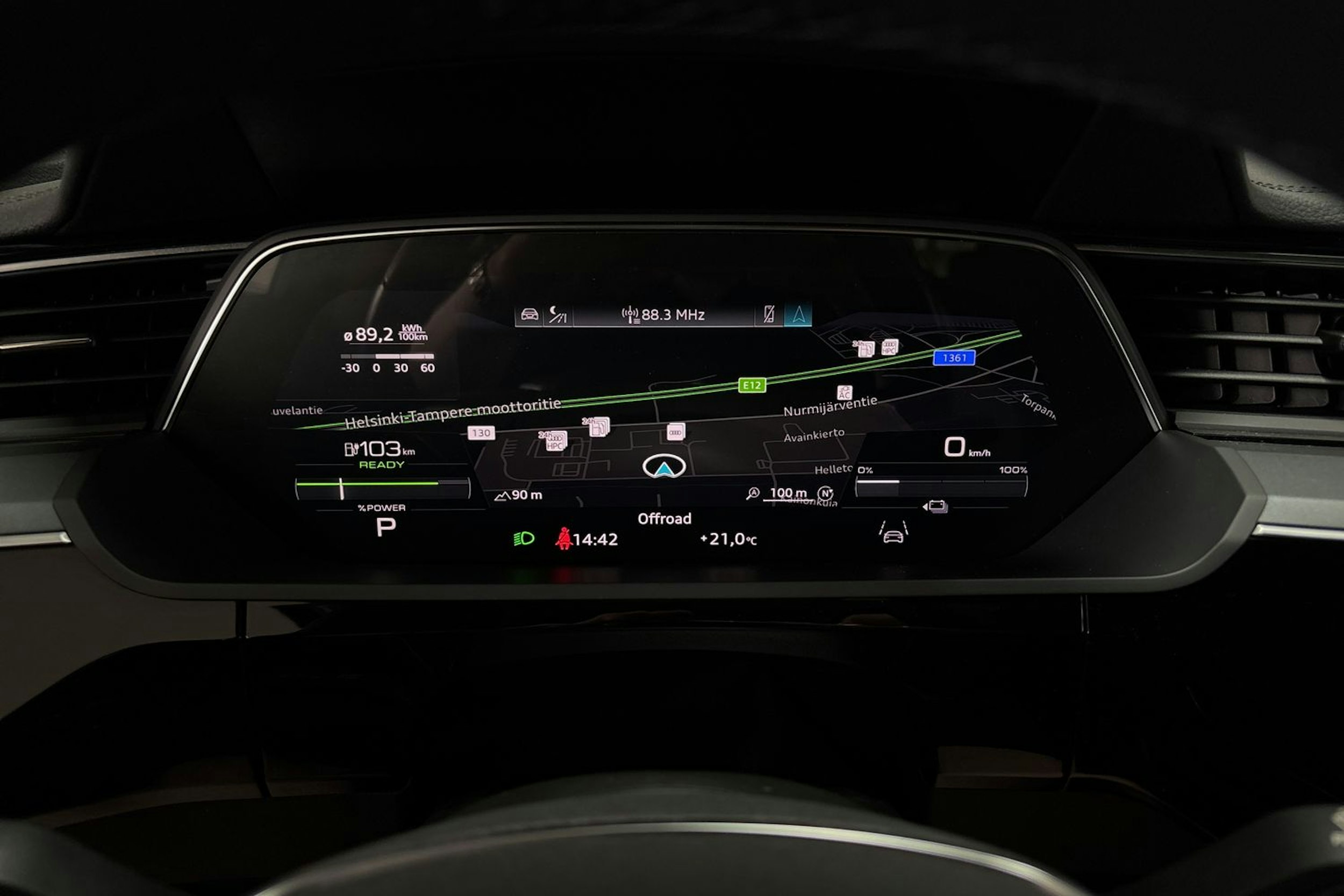 musta Audi e-tron 2023 kuva 21.