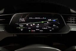 musta Audi e-tron 2023 kuva 21.