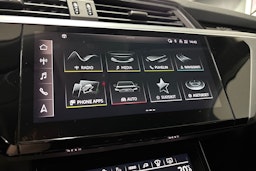 musta Audi e-tron 2023 kuva 22.