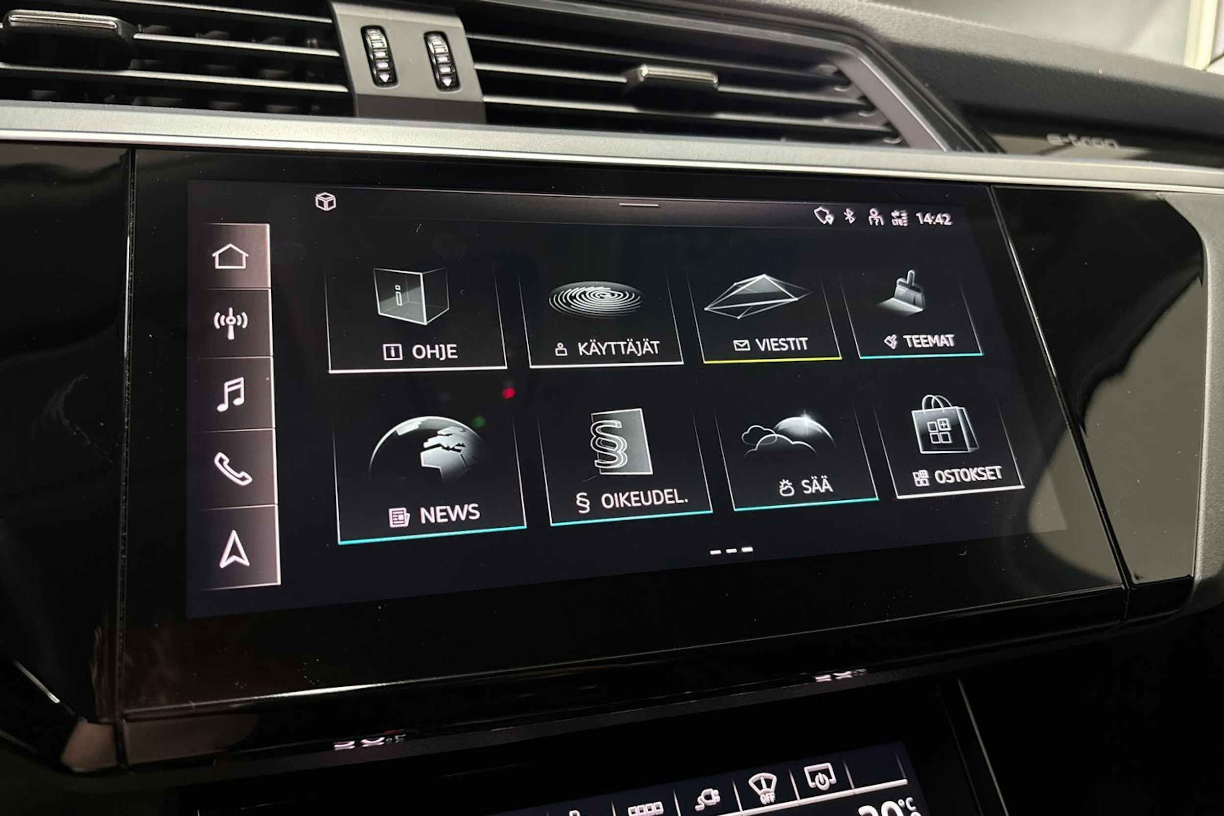 musta Audi e-tron 2023 kuva 23.