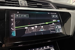 musta Audi e-tron 2023 kuva 25.