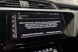 musta Audi e-tron 2023 kuva 26.