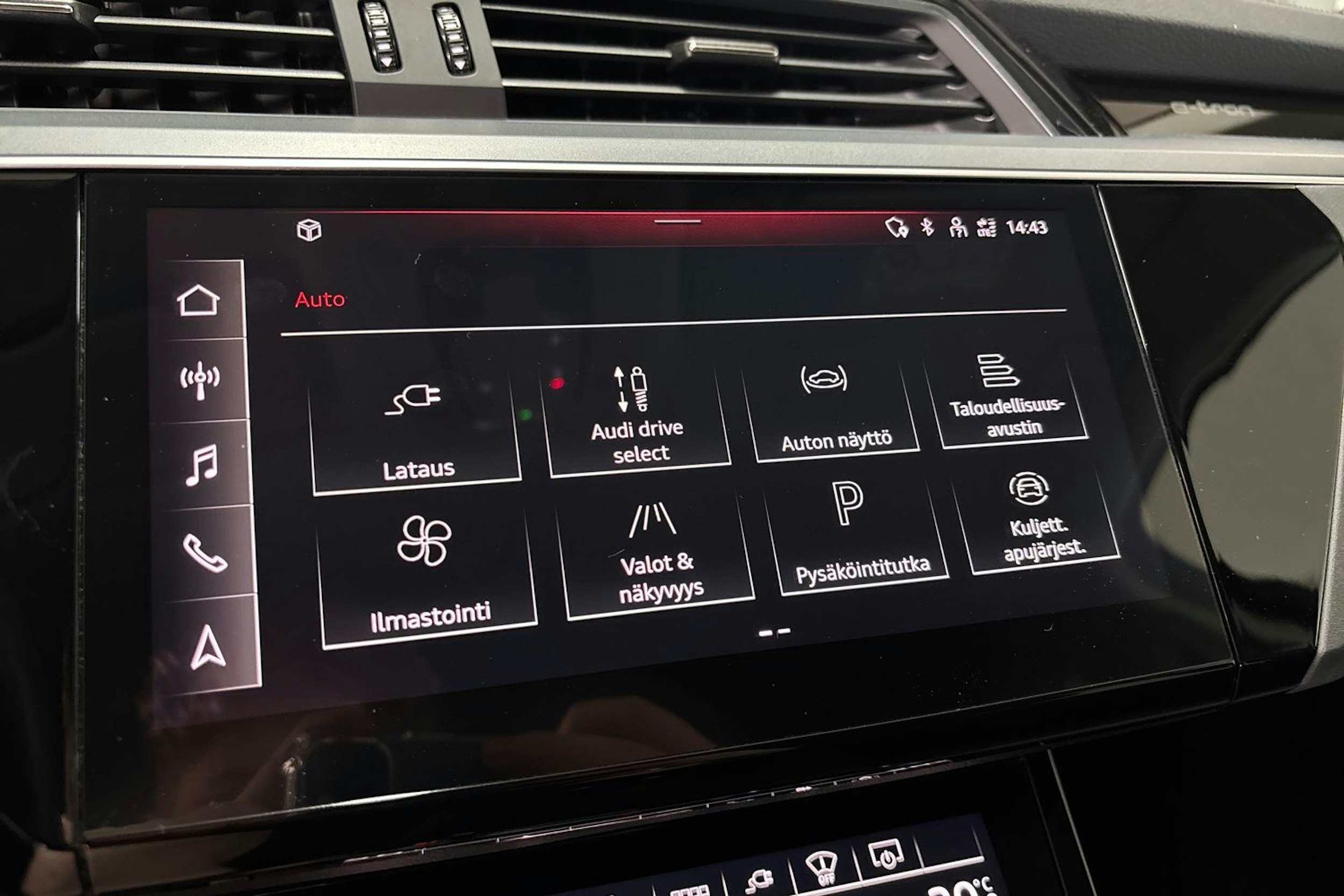 musta Audi e-tron 2023 kuva 27.