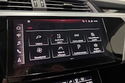 musta Audi e-tron 2023 kuva 27.