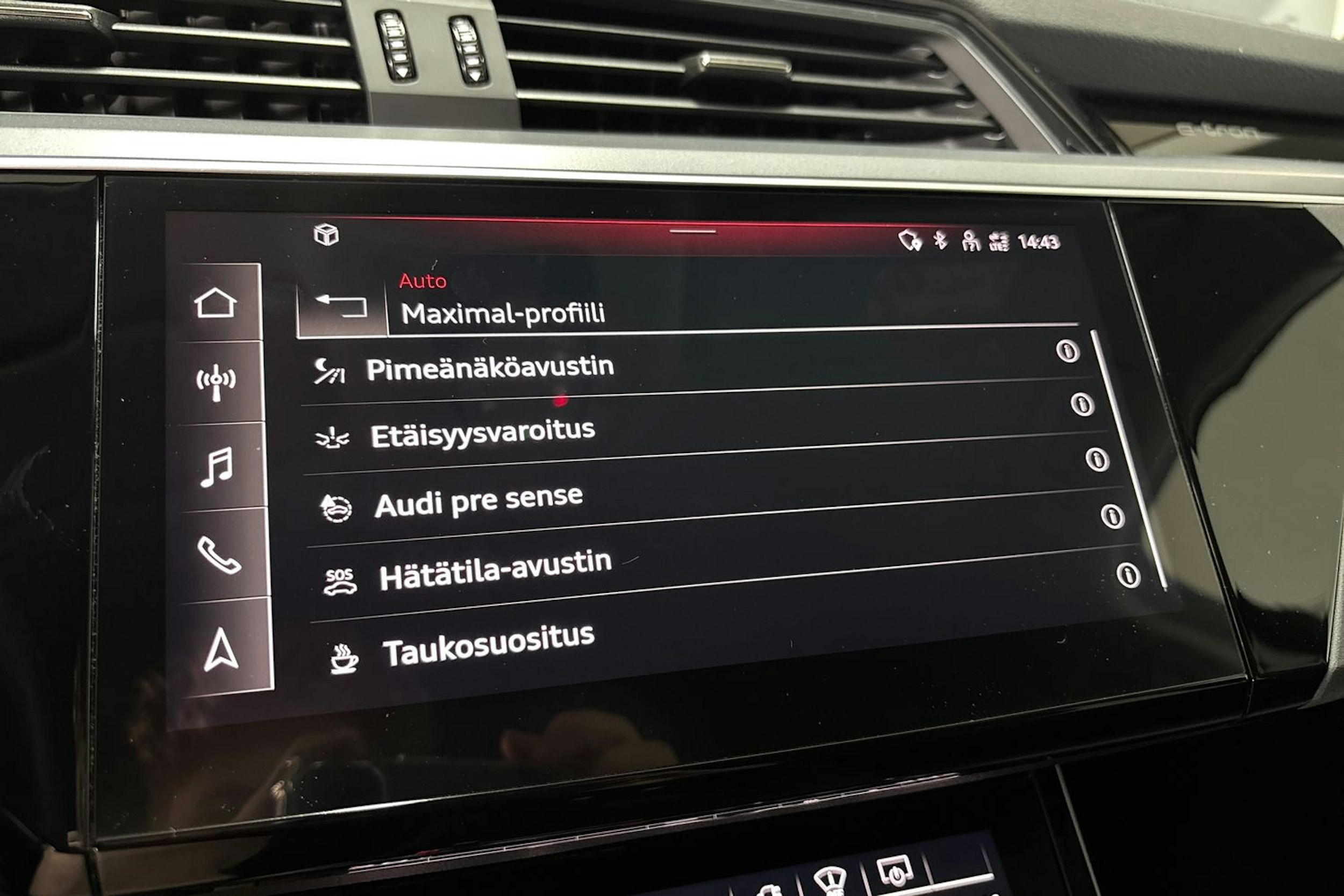 musta Audi e-tron 2023 kuva 28.
