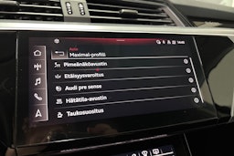 musta Audi e-tron 2023 kuva 28.