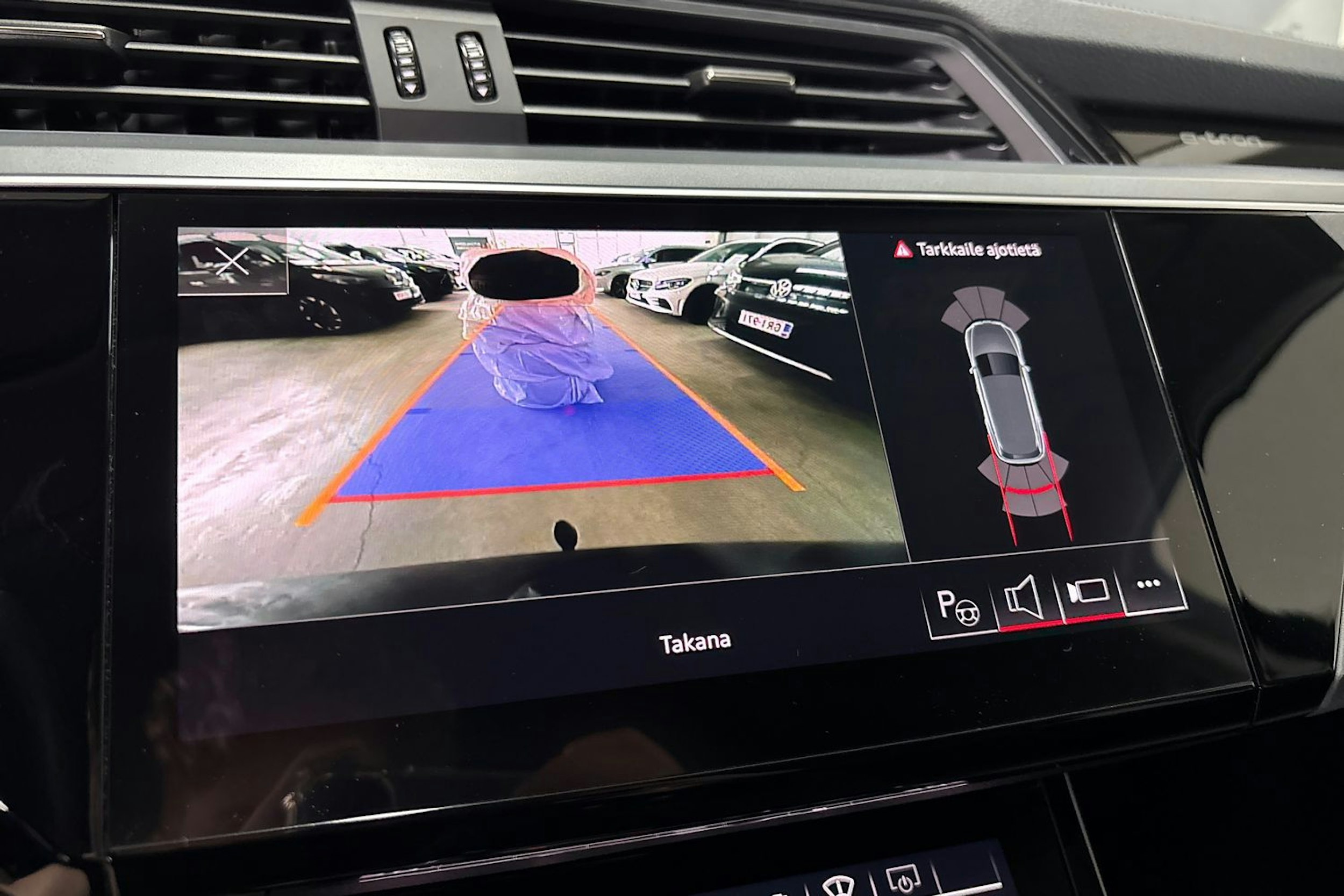 musta Audi e-tron 2023 kuva 30.