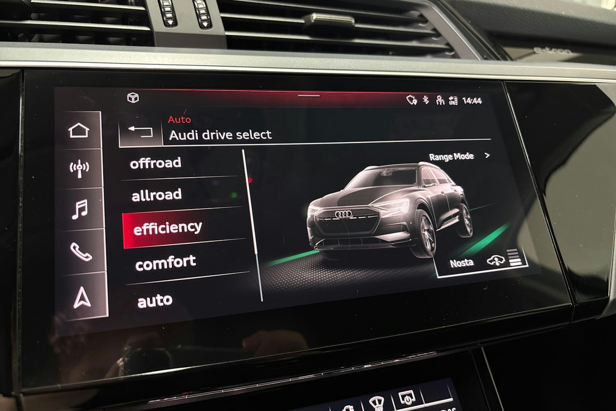 musta Audi e-tron 2023 kuva 32.